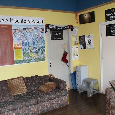 Kicking Horse Backpacker Hostel Golden Esterno foto