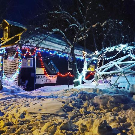 Kicking Horse Backpacker Hostel Golden Esterno foto
