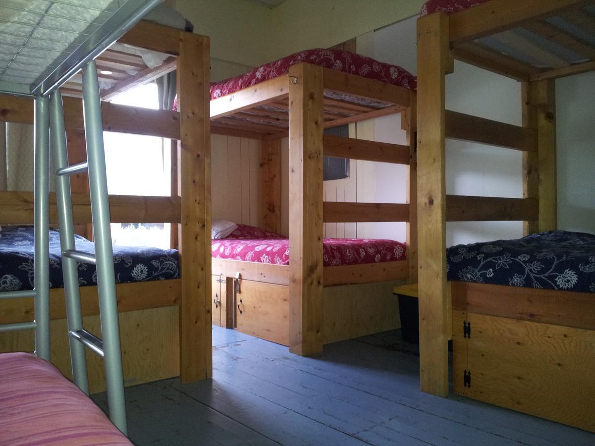 Kicking Horse Backpacker Hostel Golden Esterno foto