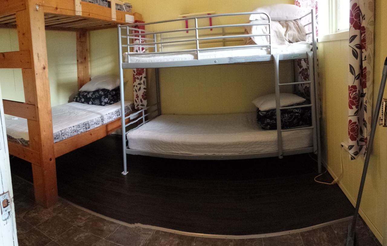 Kicking Horse Backpacker Hostel Golden Esterno foto