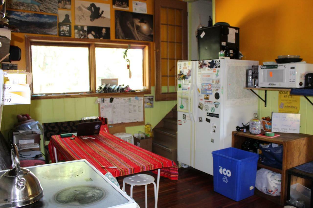 Kicking Horse Backpacker Hostel Golden Esterno foto