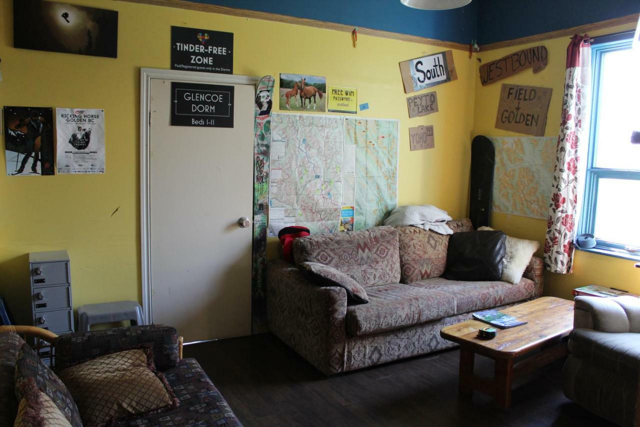 Kicking Horse Backpacker Hostel Golden Esterno foto