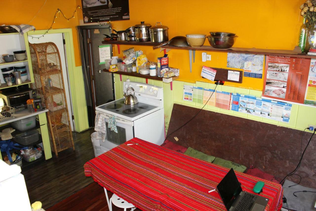 Kicking Horse Backpacker Hostel Golden Esterno foto