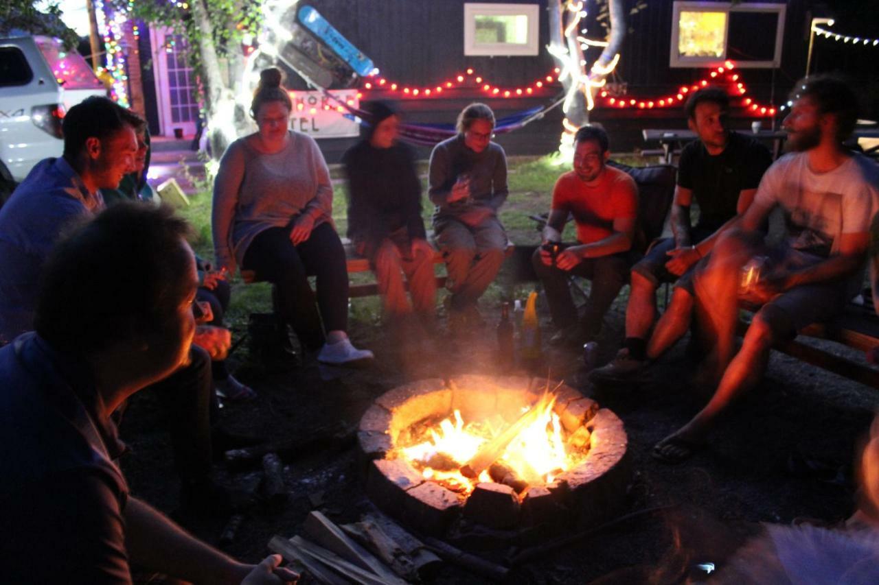 Kicking Horse Backpacker Hostel Golden Esterno foto